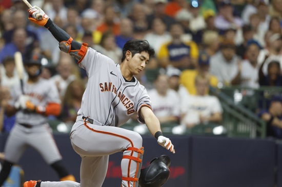 샌프란시스코 자이언츠 외야수 이정후가 25일 밀워키 브루어스와 원정 경기에 1번 타자 중견수로 선발 출전해 4타수 1안타 1볼넷을 기록했다. 2경기 연속 안타에 성공한 이정후는 시즌 타율 0.259를 유지했다. 연합뉴스