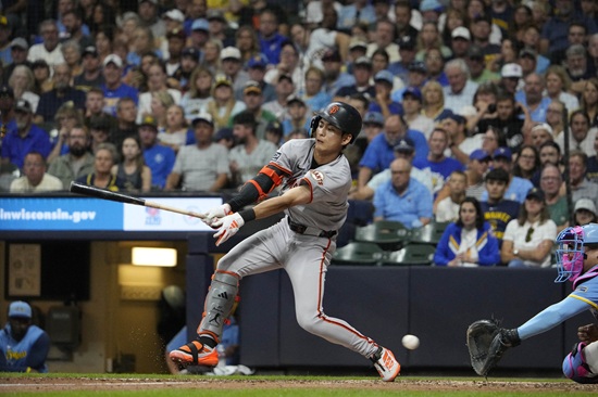 샌프란시스코 자이언츠 외야수 이정후가 25일 밀워키 브루어스와 원정 경기에 1번 타자 중견수로 선발 출전해 4타수 1안타 1볼넷을 기록했다. 2경기 연속 안타에 성공한 이정후는 시즌 타율 0.259를 유지했다. 연합뉴스