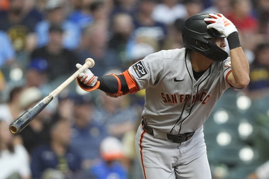 샌프란시스코 자이언츠 외야수 이정후가 25일 밀워키 브루어스와 원정 경기에 1번 타자 중견수로 선발 출전해 4타수 1안타 1볼넷을 기록했다. 2경기 연속 안타에 성공한 이정후는 시즌 타율 0.259를 유지했다. 연합뉴스