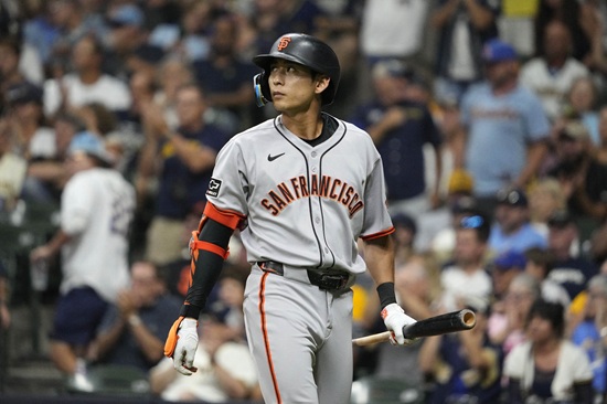 샌프란시스코 자이언츠 외야수 이정후가 25일 밀워키 브루어스와 원정 경기에 1번 타자 중견수로 선발 출전해 4타수 1안타 1볼넷을 기록했다. 2경기 연속 안타에 성공한 이정후는 시즌 타율 0.259를 유지했다. 연합뉴스