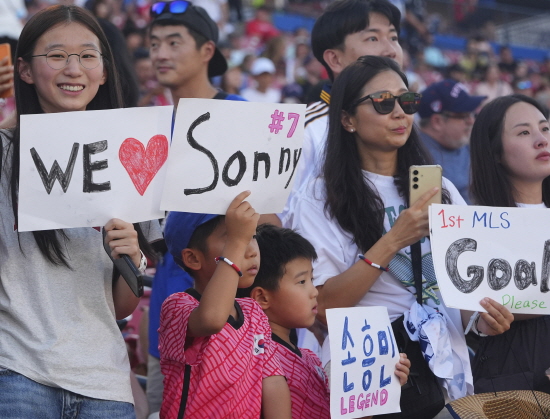 미국 MLS LAFC는 24일 오전 9시30분부터 미국 텍사스주 프리스코의 도요타 스타디움에서 FC댈러스와 2025시즌 MLS 정규리그 28라운드에서 1-1로 비겼다. 손흥민은 0-0이던 전반 6분 아크 왼쪽 먼거리에서 생긴 프리킥 찬스 때 키커로 나섰다. 오른발로 절묘하게 감아찼고 볼은 상대 골문 왼쪽 상단을 시원하게 흔들었다. 손흥민의 프로통산 223골인데, 직접 프리킥 골은 두 번째다. 연합뉴스