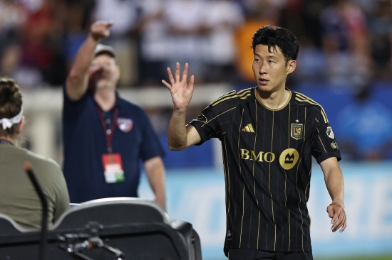 미국 MLS LAFC는 24일 오전 9시30분부터 미국 텍사스주 프리스코의 도요타 스타디움에서 FC댈러스와 2025시즌 MLS 정규리그 28라운드에서 1-1로 비겼다. 손흥민은 0-0이던 전반 6분 아크 왼쪽 먼거리에서 생긴 프리킥 찬스 때 키커로 나섰다. 오른발로 절묘하게 감아찼고 볼은 상대 골문 왼쪽 상단을 시원하게 흔들었다. 손흥민의 프로통산 223골인데, 직접 프리킥 골은 두 번째다. 연합뉴스