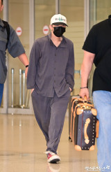 G-DRAGON Returns to Korea—Even His Walk Exudes Swag [HD Photo]