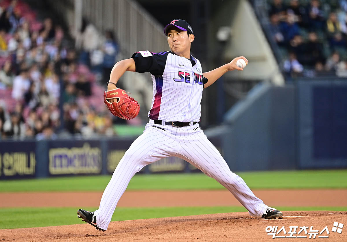 2일 오후 서울 잠실야구장에서 열린 '2025 신한 SOL Bank KBO리그' SSG 랜더스와 LG 트윈스의 경기, 1회초 LG 선발투수 손주영이 역투하고 있다. 엑스포츠뉴스 DB