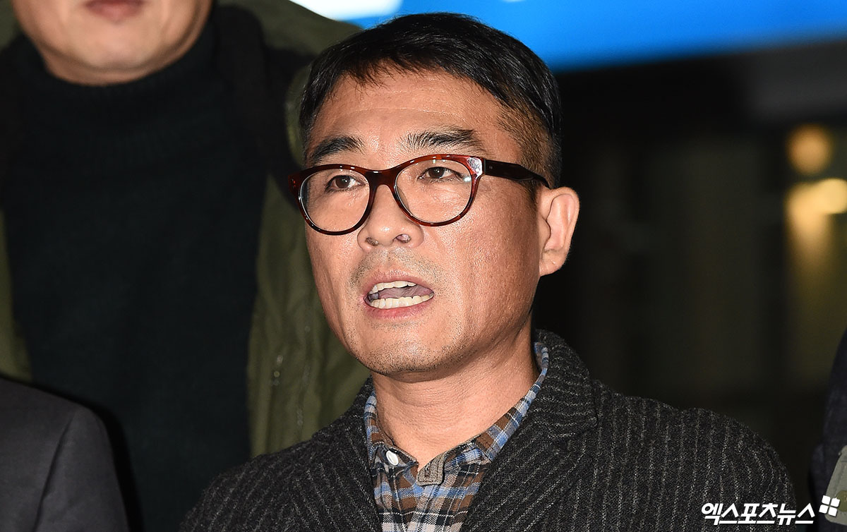 가수 김건모가 성폭행 무혐의 처분과 이혼 등 오랜 논란 끝에, 6년 만의 전국투어 콘서트로 복귀를 예고했다. 사진=엑스포츠뉴스 DB