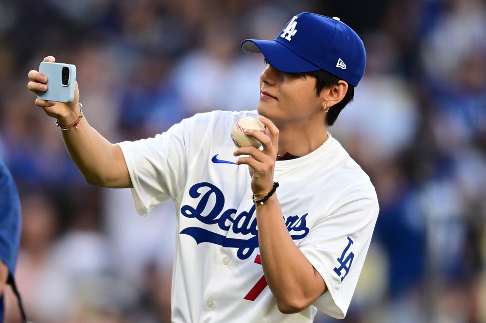 그룹 BTS의 멤버 뷔가 26일(한국시간) 미국 캘리포니아주 로스앤젤레스의 다저스타디움에서 열린 2025 메이저리 LA 다저스와 신시내티 레즈와의 경기에 시구자로 나섰다. 사진 연합뉴스