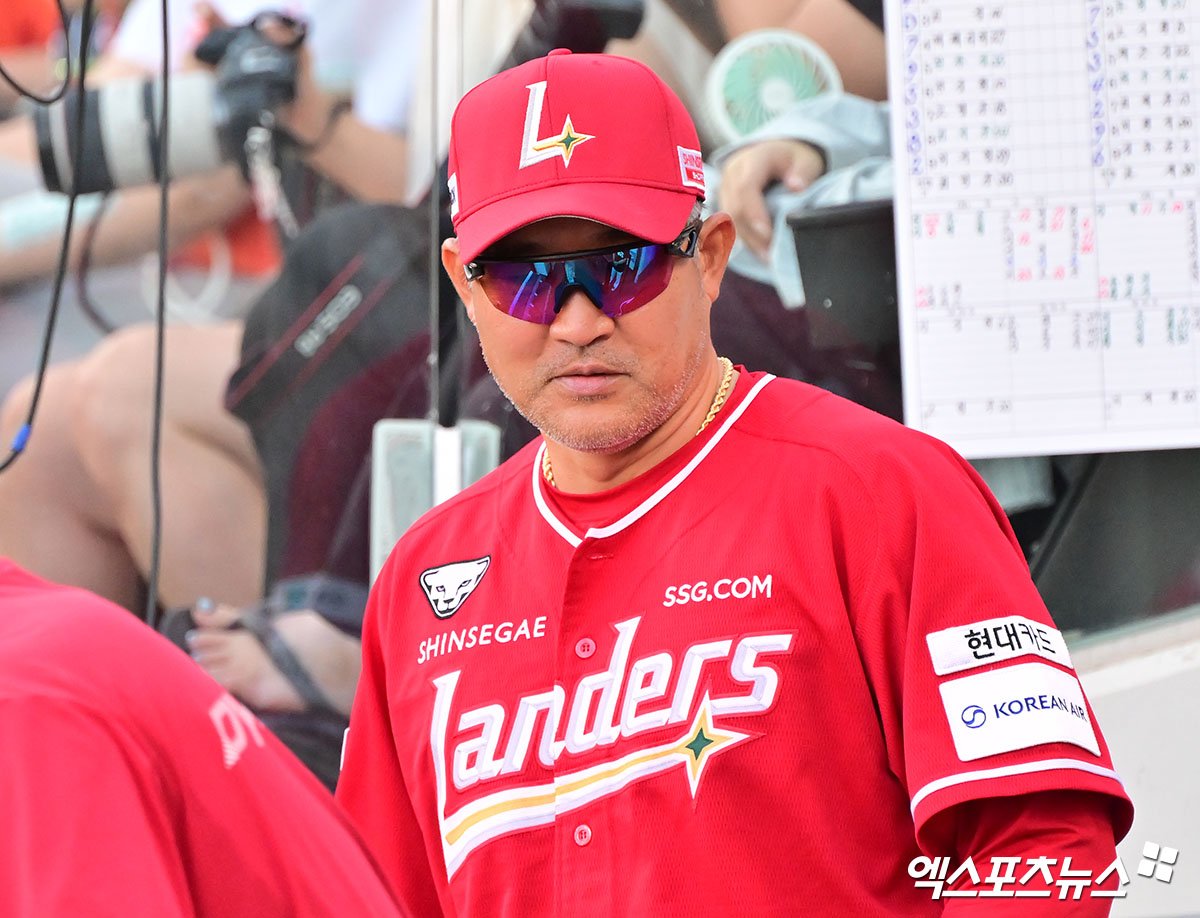 22일 오후 대전 한화생명 볼파크에서 열린 '2025 신한 SOL Bank KBO리그' SSG 랜더스와 한화 이글스의 경기, SSG 이숭용 감독이 국민의례를 준비하고 있다. 엑스포츠뉴스 DB