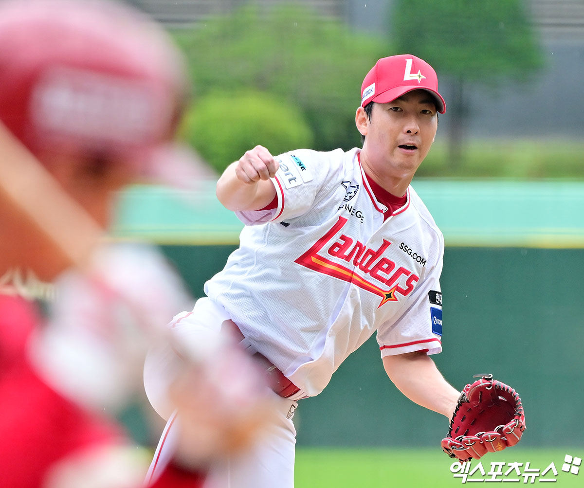 21일 오후 인천SSG랜더스필드에서 열린 '2025 신한 SOL Bank KBO리그' KIA 타이거즈와 SSG 랜더스의 경기, 경기 전 SSG 문승원이 라이브 피칭을 하고 있다. 엑스포츠뉴스 DB