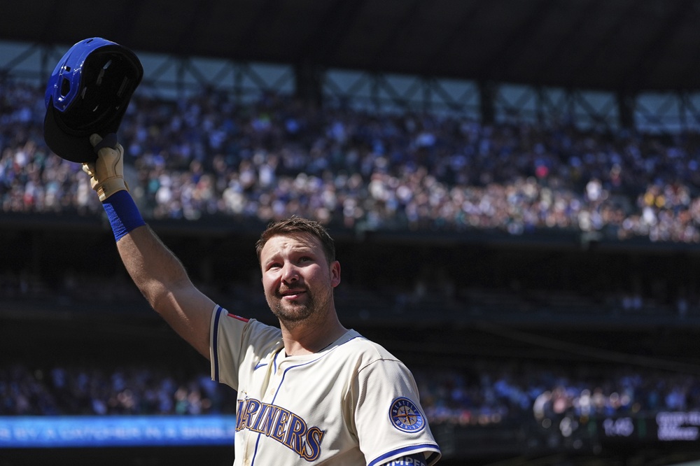 시애틀 매리너스의 포수 칼 롤리가 6일(한국시간) 미국 워싱턴주 시애틀 T모바일 파크에서 열린 2025 메이저리그 샌디에이고 파드리스와 홈경기에서 홈런을 기록, 메이저리그 역사상 첫 포수 포지션 단일 시즌 50홈런의 주인공이 됐다. 사진 연합뉴스