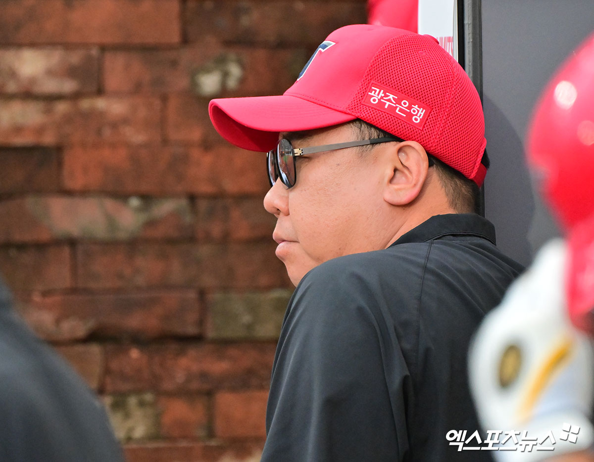 21일 오후 인천SSG랜더스필드에서 열린 '2025 신한 SOL Bank KBO리그' KIA 타이거즈와 SSG 랜더스의 경기, KIA 이범호 감독이 경기를 지켜보고 있다. 엑스포츠뉴스 DB