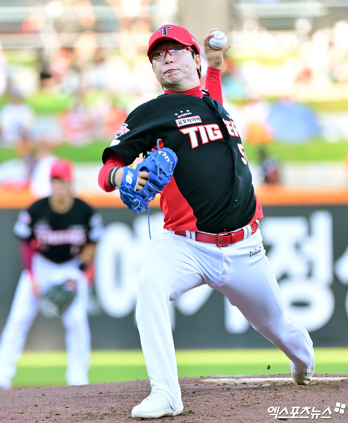 9일 오후 대전 한화생명 볼파크에서 열린 '2025 신한 SOL Bank KBO리그' KIA 타이거즈와 한화 이글스의 경기, 1회말 KIA 선발투수 양현종이 투구 준비를 하고 있다. 엑스포츠뉴스 DB
