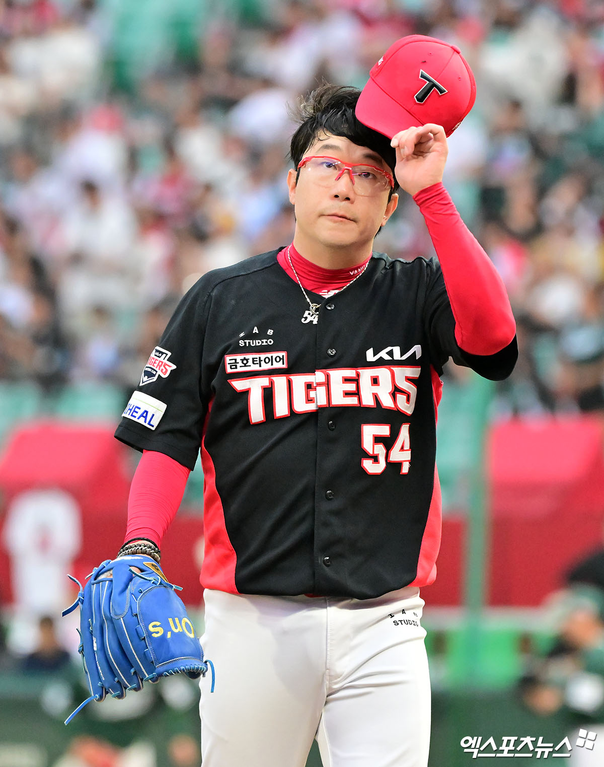 21일 오후 인천SSG랜더스필드에서 열린 '2025 신한 SOL Bank KBO리그' KIA 타이거즈와 SSG 랜더스의 경기, 6회말 수비를 마친 KIA 양현종이 인사를 하고 있다. 엑스포츠뉴스 DB