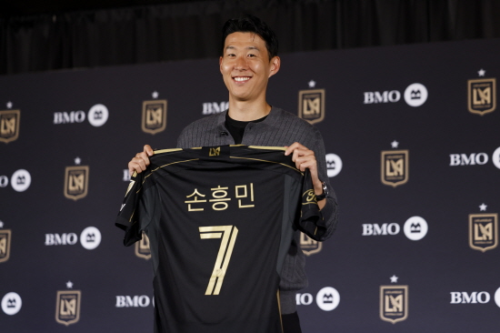 LAFC는 26일 구단 홈페이지를 통해 '손흥민 임팩트'(Son's Impact)라는 글을 올리면서 손흥민이 불러온 긍정적인 효과를 집중 조명했다. 구단은 '데이터와 거리의 분위기만으로도 손흥민의 LAFC 합류 효과는 전례 없는 수준'이라며 '올여름 손흥민이 LAFC에 합류한 이후 나타난 효과는 수치상으로도 확인할 수 있다'고 강조했다. 구단에 따르면 2022년 개러스 베일을 영입했을 때보다 5배 이상 효과를 봤다. 홈 경기장 티켓 수요는 기록적으로 치솟아 새로 마련한 입석 구역마저 매진됐다. 구단의 사회관계망서비스(SNS) 팔로워는 2배 이상 늘었다. 8월초 언론 보도량도 기존 대비 289％ 증가했다. 구단 관련 콘텐츠는 594％나 늘어난 약 339억 8000만 조회수를 기록했다. 연합뉴스