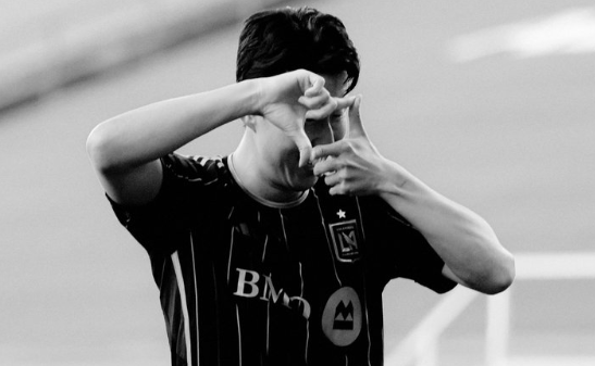 LAFC는 26일 구단 홈페이지를 통해 '손흥민 임팩트'(Son's Impact)라는 글을 올리면서 손흥민이 불러온 긍정적인 효과를 집중 조명했다. 구단은 '데이터와 거리의 분위기만으로도 손흥민의 LAFC 합류 효과는 전례 없는 수준'이라며 '올여름 손흥민이 LAFC에 합류한 이후 나타난 효과는 수치상으로도 확인할 수 있다'고 강조했다. 구단에 따르면 2022년 개러스 베일을 영입했을 때보다 5배 이상 효과를 봤다. 홈 경기장 티켓 수요는 기록적으로 치솟아 새로 마련한 입석 구역마저 매진됐다. 구단의 사회관계망서비스(SNS) 팔로워는 2배 이상 늘었다. 8월초 언론 보도량도 기존 대비 289％ 증가했다. 구단 관련 콘텐츠는 594％나 늘어난 약 339억 8000만 조회수를 기록했다. LAFC