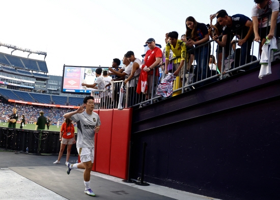 LAFC는 26일 구단 홈페이지를 통해 '손흥민 임팩트'(Son's Impact)라는 글을 올리면서 손흥민이 불러온 긍정적인 효과를 집중 조명했다. 구단은 '데이터와 거리의 분위기만으로도 손흥민의 LAFC 합류 효과는 전례 없는 수준'이라며 '올여름 손흥민이 LAFC에 합류한 이후 나타난 효과는 수치상으로도 확인할 수 있다'고 강조했다. 구단에 따르면 2022년 개러스 베일을 영입했을 때보다 5배 이상 효과를 봤다. 홈 경기장 티켓 수요는 기록적으로 치솟아 새로 마련한 입석 구역마저 매진됐다. 구단의 사회관계망서비스(SNS) 팔로워는 2배 이상 늘었다. 8월초 언론 보도량도 기존 대비 289％ 증가했다. 구단 관련 콘텐츠는 594％나 늘어난 약 339억 8000만 조회수를 기록했다. 연합뉴스