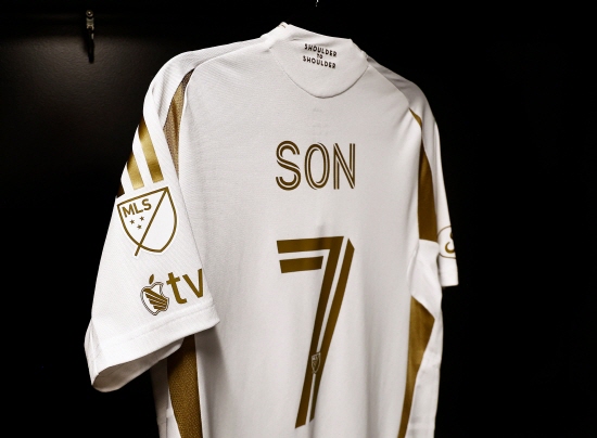 LAFC는 26일 구단 홈페이지를 통해 '손흥민 임팩트'(Son's Impact)라는 글을 올리면서 손흥민이 불러온 긍정적인 효과를 집중 조명했다. 구단은 '데이터와 거리의 분위기만으로도 손흥민의 LAFC 합류 효과는 전례 없는 수준'이라며 '올여름 손흥민이 LAFC에 합류한 이후 나타난 효과는 수치상으로도 확인할 수 있다'고 강조했다. 구단에 따르면 2022년 개러스 베일을 영입했을 때보다 5배 이상 효과를 봤다. 홈 경기장 티켓 수요는 기록적으로 치솟아 새로 마련한 입석 구역마저 매진됐다. 구단의 사회관계망서비스(SNS) 팔로워는 2배 이상 늘었다. 8월초 언론 보도량도 기존 대비 289％ 증가했다. 구단 관련 콘텐츠는 594％나 늘어난 약 339억 8000만 조회수를 기록했다. 연합뉴스