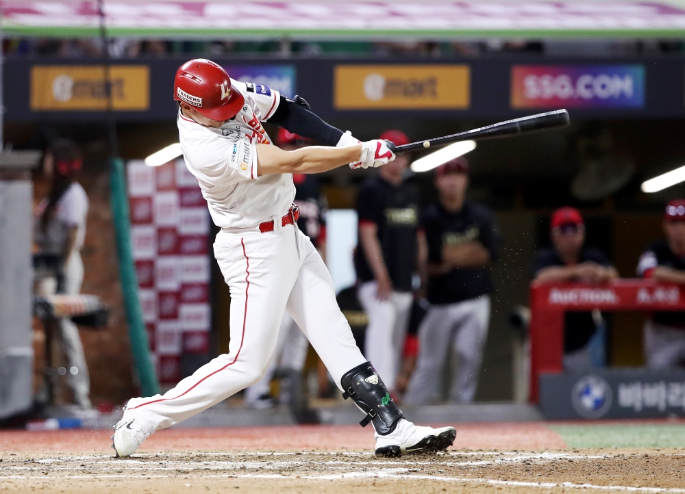 26일 오후 인천SSG랜더스필드에서 열린 '2025 신한 SOL Bank KBO리그' KIA 타이거즈와 SSG 랜더스의 경기, 5회말 1사 SSG 류효승이 1점 홈런을 날리고 있다. SSG 랜더스