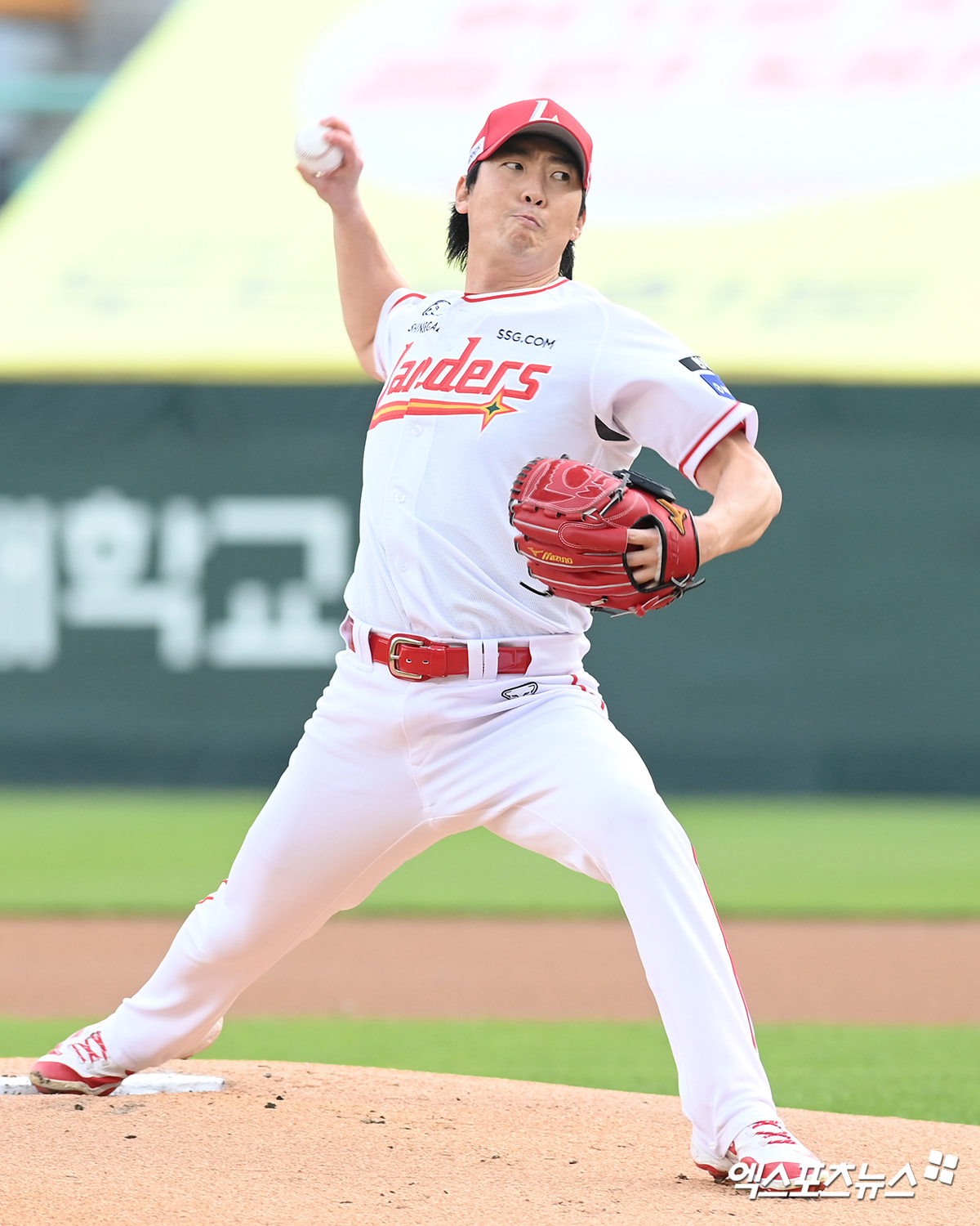 13일 오후 인천SSG랜더스필드에서 열린 '2025 신한 SOL Bank KBO리그' NC 다이노스와 SSG 랜더스의 경기, 1회초 SSG 선발투수 문승원이 공을 힘차게 던지고 있다. 엑스포츠뉴스 DB