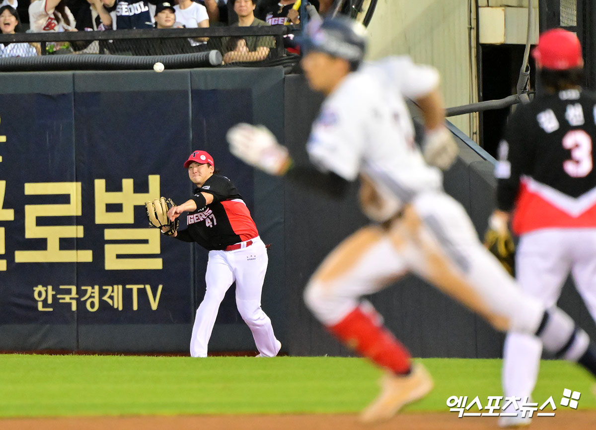 15일 오후 서울 송파구 잠실야구장에서 열린 '2025 신한 SOL Bank KBO리그' KIA 타이거즈와 두산 베어스의 경기, 4회말 1사 2루 KIA 나성범이 두산 김민석의 타구를 잡아 2루로 송구하고 있다. 엑스포츠뉴스 DB