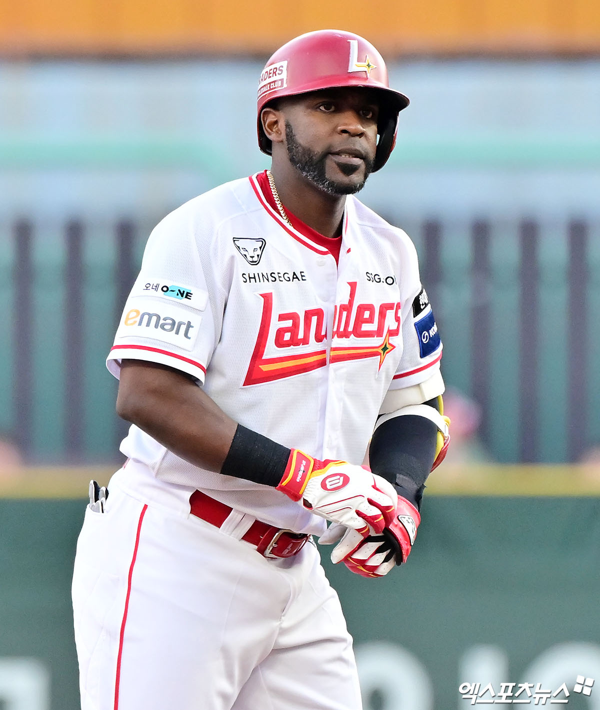 6일 오후 인천SSG랜더스필드에서 열린 '2025 신한 SOL Bank KBO리그' 삼성 라이온즈와 SSG 랜더스의 경기, 1회말 2사 1루 SSG 에레디아가 2루타를 날리고 있다. 엑스포츠뉴스 DB