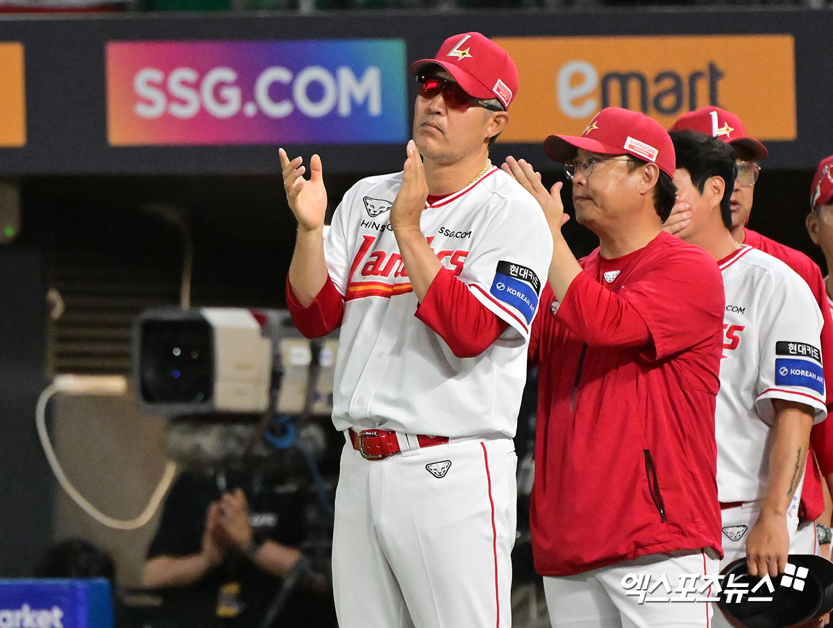 6일 오후 인천SSG랜더스필드에서 열린 '2025 신한 SOL Bank KBO리그' 삼성 라이온즈와 SSG 랜더스의 경기, SSG가 오태곤의 대타 역전 스리런 홈런에 힘입어 삼성에 5:4 역전승을 거뒀다.  이날 경기에서 승리한 SSG 이숭용 감독이 선수단에게 박수를 보내고 있다. 엑스포츠뉴스 DB