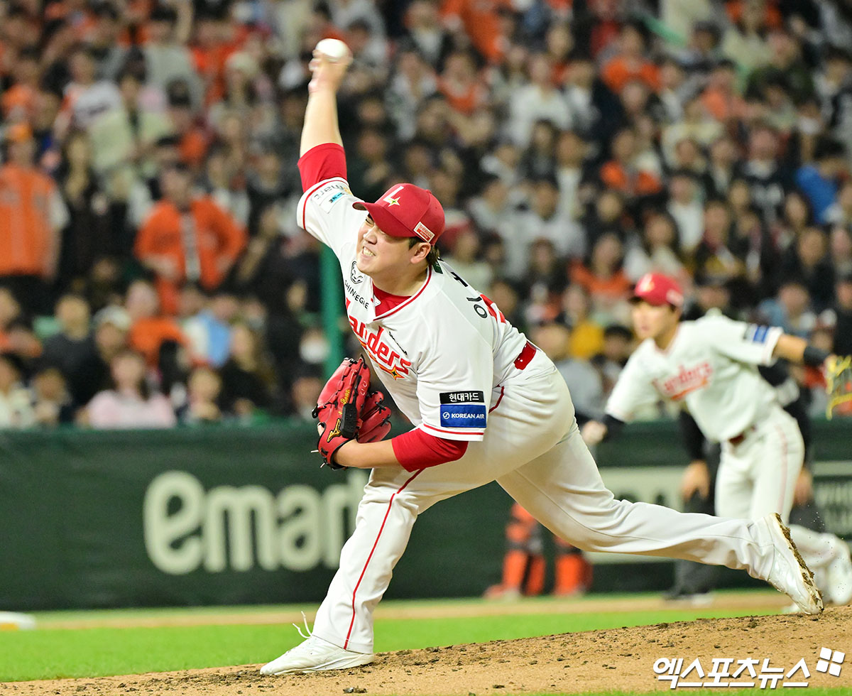 17일 오후 인천SSG랜더스필드에서 열린 '2025 신한 SOL Bank KBO리그' 한화 이글스와 SSG 랜더스의 경기, 5회초 1사 1루 SSG 이로운이 공을 힘차게 던지고 있다. 엑스포츠뉴스 DB