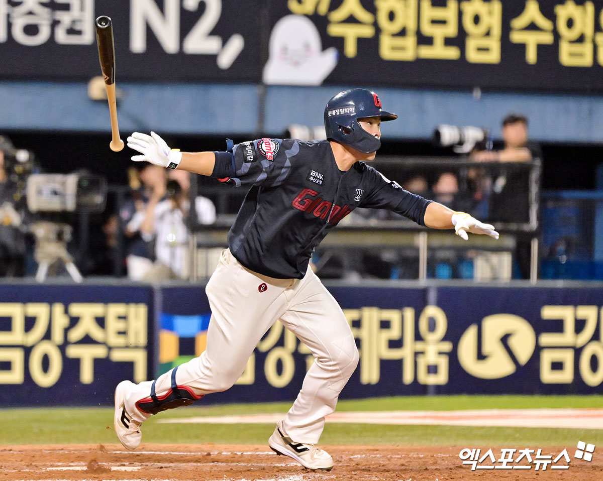 김태형 감독이 이끄는 롯데는 26일 부산 사직구장에서 열린 2025 신한 SOL 뱅크 KBO리그 KT와 홈경기에서 선발 나균안의 호투 속에 4-3 승리를 챙겼다. 이날 승리로 60승57패5무(승률 0.518)를 기록하며 단독 4위가 됐다. 같은 날 KIA 타이거즈를 안방에서 잡은 3위 SSG 랜더스(59승55패4무)와의 게임 차를 0.5로 유지했다. 롯데와의 맞대결에서 패한 5위 KT(59승58패4무)보다 한 게임 차 앞서게 됐다. 6이닝 5피안타 2실점으로 호투한 나균안은 68일 만에 승리투수가 되며 시즌 3승째를 챙겼다. 박찬형은 4-2 승리의 쐐기 득점자가 됐다. 엑스포츠뉴스DB