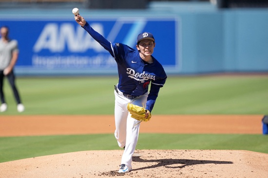 미국 메이저리그 LA 다저스의 일본인 투수 사사키 로키가 27일(한국시간) 트리플A 오클라호마시티 소속으로 세인트루이스 카디널스 산하 트리플A팀 멤피스 레드버즈를 상대로 선발등판, 3.2이닝 3실점으로 부진했다. 사진 연합뉴스
