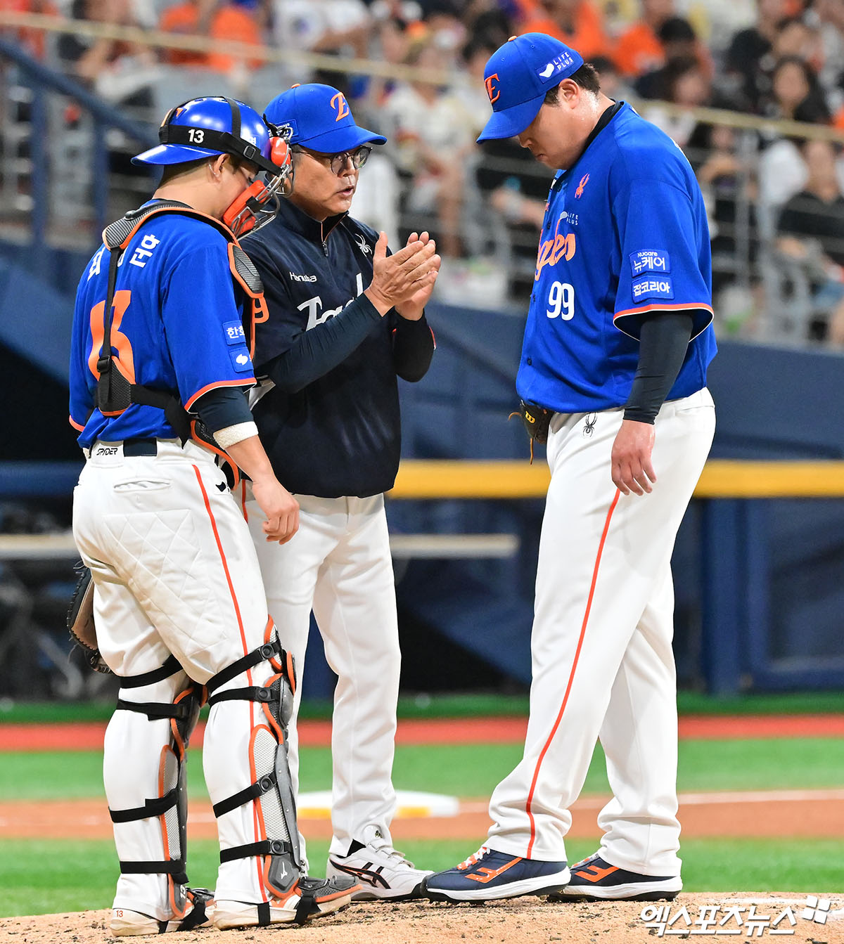 26일 오후 서울 구로구 고척스카이돔에서 열린 '2025 신한 SOL Bank KBO리그' 한화 이글스와 키움 히어로즈의 경기, 5회말 2사 1,2루 한화 양상문 투수코치가 류현진과 대화를 하고 있다. 엑스포츠뉴스DB