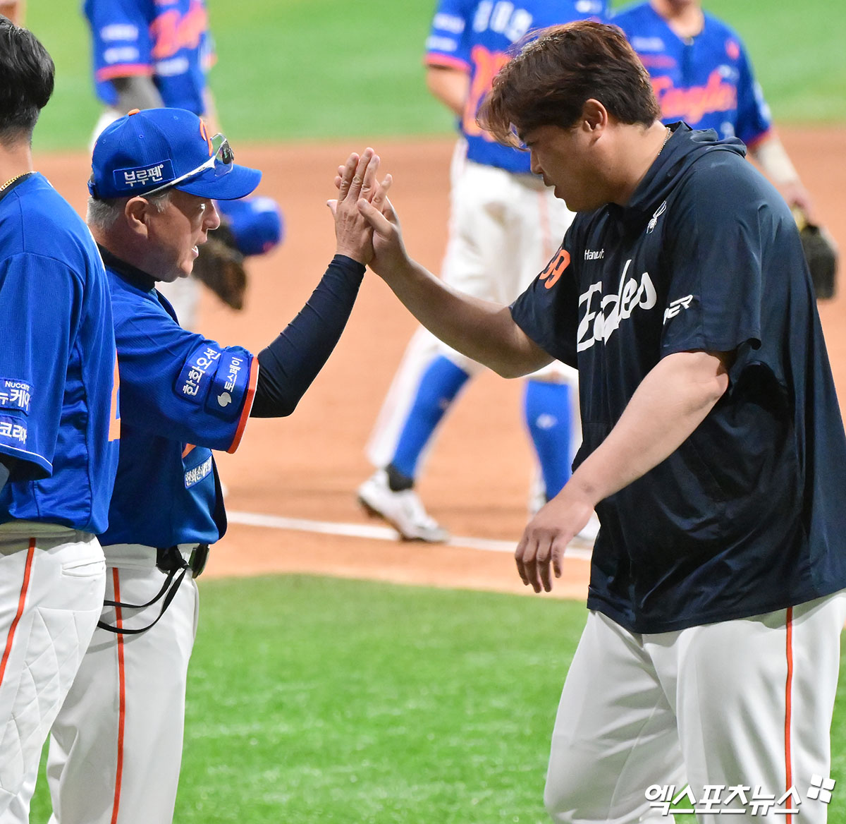 26일 오후 서울 구로구 고척스카이돔에서 열린 '2025 신한 SOL Bank KBO리그' 한화 이글스와 키움 히어로즈의 경기, 한화가 문현빈의 결승포에 힘입어 키움에 3:1로 승리하며 3연승을 기록했다. 이날 경기에서 승리한 한화 김경문 감독이 류현진과 하이파이브를 하고 있다. 엑스포츠뉴스DB