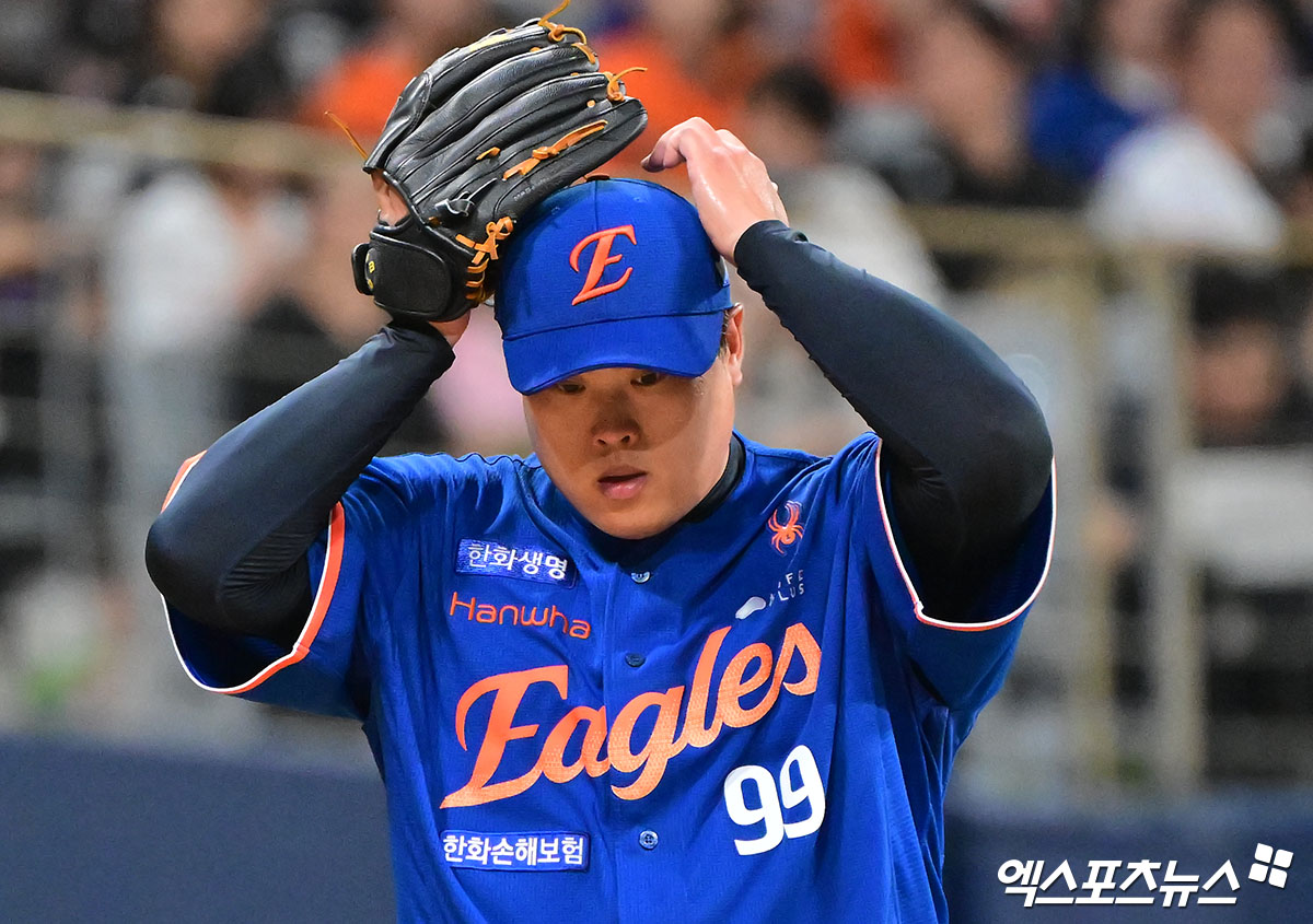26일 오후 서울 구로구 고척스카이돔에서 열린 '2025 신한 SOL Bank KBO리그' 한화 이글스와 키움 히어로즈의 경기, 5회말 2사 1,2루 한화 류현진이 투구 준비를 하고 있다. 엑스포츠뉴스DB
