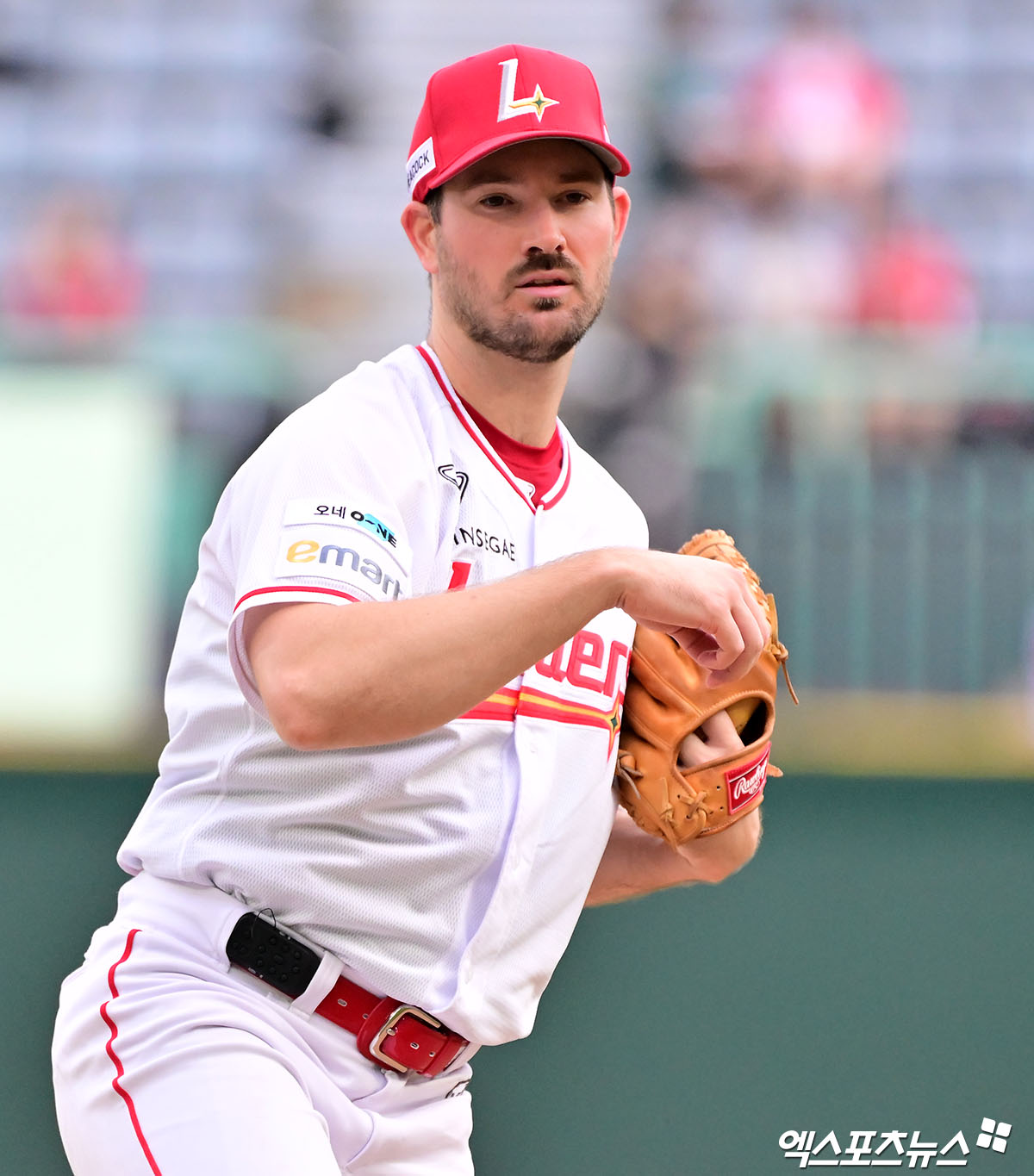 6일 오후 인천SSG랜더스필드에서 열린 '2025 신한 SOL Bank KBO리그' 삼성 라이온즈와 SSG 랜더스의 경기, 1회초 SSG 선발투수 앤더슨이 공을 힘차게 던지고 있다. 엑스포츠뉴스 DB