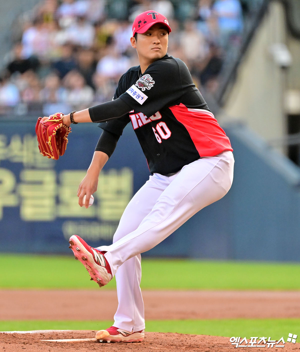 15일 오후 서울 송파구 잠실야구장에서 열린 '2025 신한 SOL Bank KBO리그' KIA 타이거즈와 두산 베어스의 경기, 1회말 KIA 선발투수 김도현이 공을 힘차게 던지고 있다. 엑스포츠뉴스 DB