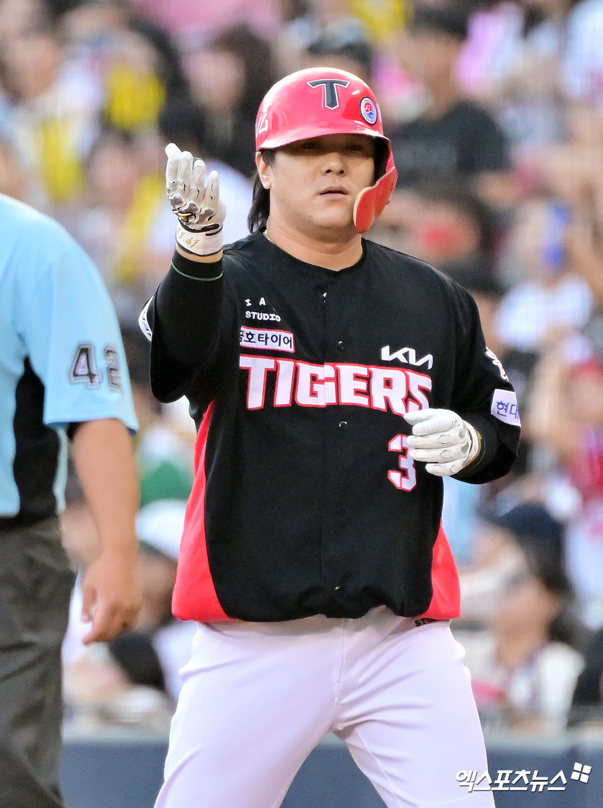 15일 오후 서울 송파구 잠실야구장에서 열린 '2025 신한 SOL Bank KBO리그' KIA 타이거즈와 두산 베어스의 경기, 1회초 1사 3루 KIA 김선빈이 1타점 적시타를 날리고 있다. 엑스포츠뉴스 DB