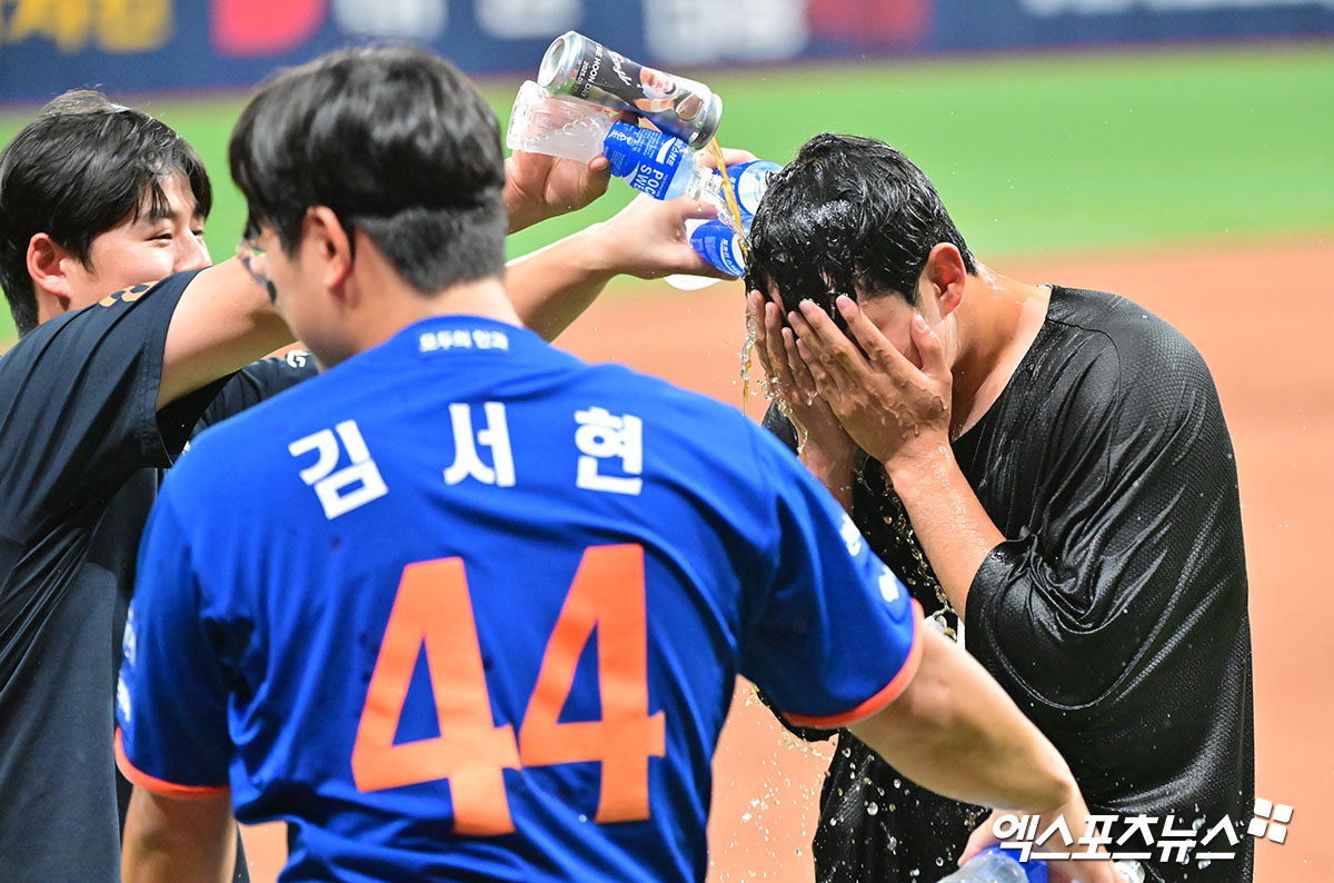 27일 오후 서울 구로구 고척스카이돔에서 열린 '2025 신한 SOL Bank KBO리그' 한화 이글스와 키움 히어로즈의 경기, 한화가 데뷔 첫 10승을 거둔 문동주의 호투에 힘입어 키움에 3:1로 승리했다. 데뷔 첫 10승을 거둔 한화 문동주가 축하 물세례를 맞고 있다. 고척, 김한준 기자