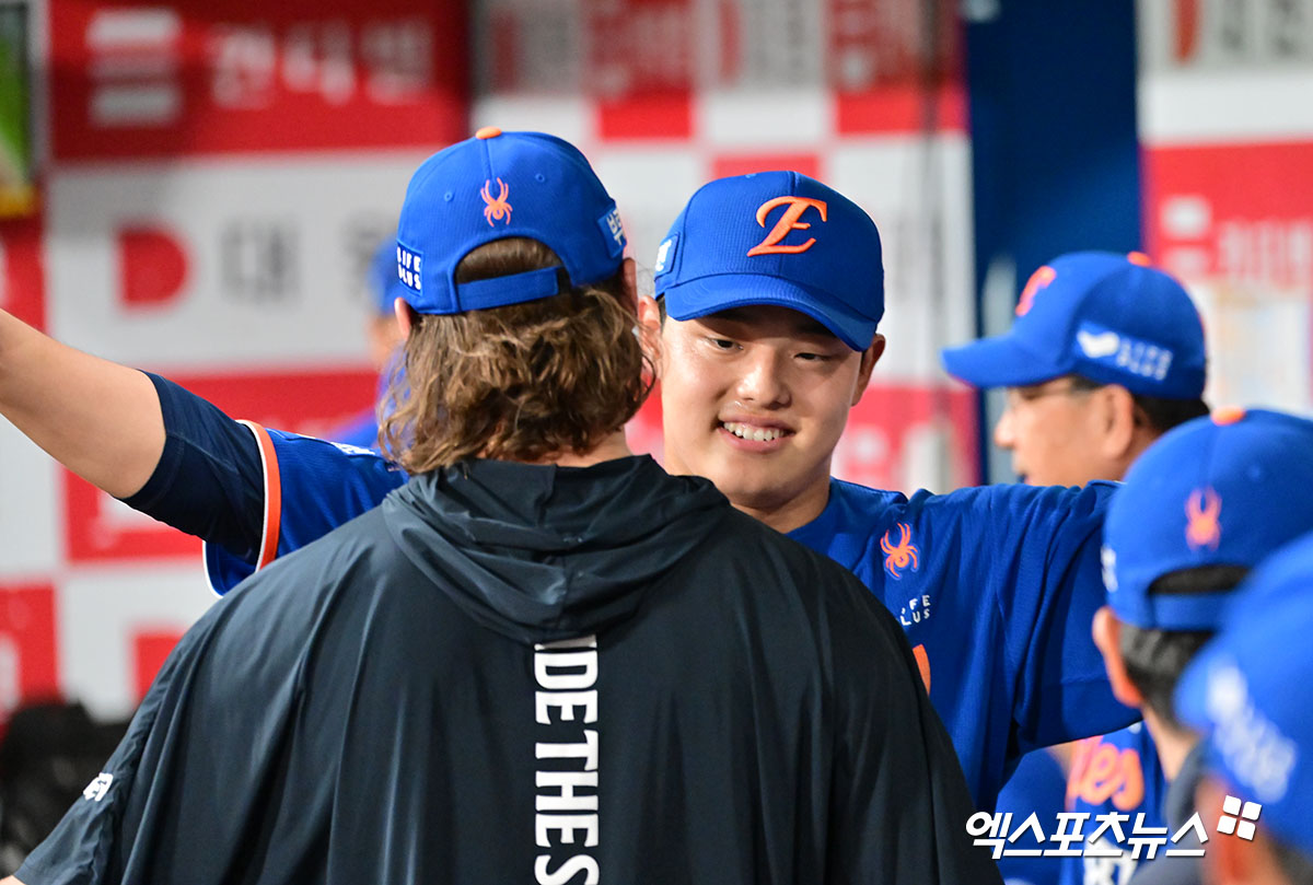 27일 오후 서울 구로구 고척스카이돔에서 열린 '2025 신한 SOL Bank KBO리그' 한화 이글스와 키움 히어로즈의 경기, 6회말 수비를 마친 한화 문동주가 더그아웃에서 와이스와 포옹하고 있다. 고척, 김한준 기자