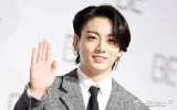 "정국 생일에 찬물"…BTS 지민 열애설 파장, 팬덤 민심 흔들 [엑's 이슈] 