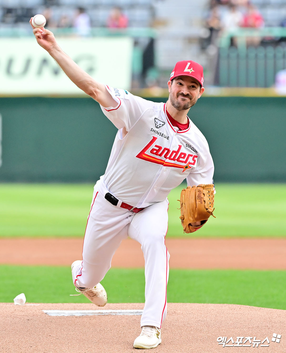 6일 오후 인천SSG랜더스필드에서 열린 '2025 신한 SOL Bank KBO리그' 삼성 라이온즈와 SSG 랜더스의 경기, 1회초 SSG 선발투수 앤더슨이 공을 힘차게 던지고 있다. 엑스포츠뉴스 DB
