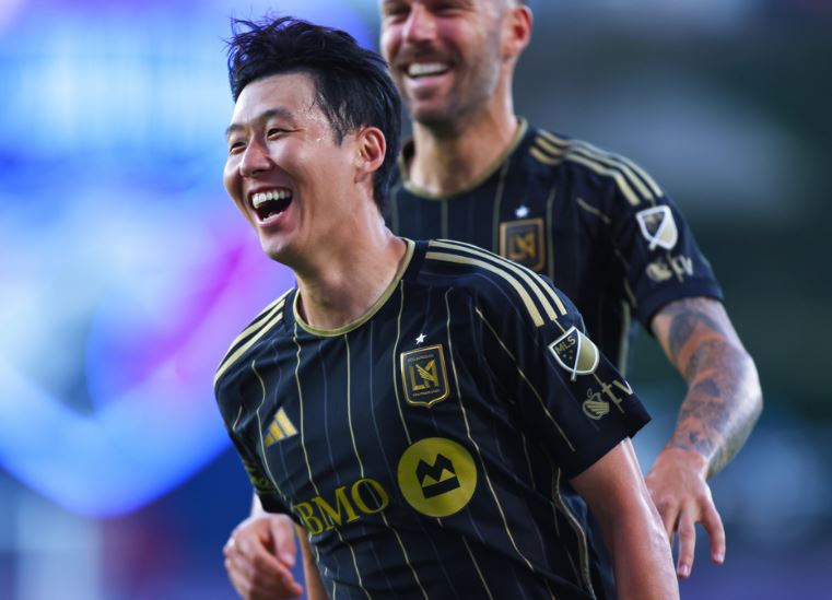 존 토링턴 LAFC 단장은 영국 '토크 스포츠'와의 인터뷰에서 '손흥민의 유니폼은 지난 한 주간 전 세계 모든 스포츠 종목을 통틀어 가장 많이 판매됐다'고 밝혔다. 진행자가 '정말 메시보다 많이 팔린 게 맞느냐'고 재차 묻자, 토링턴은 '그렇다. 지금으로선 손흥민이 세계에서 가장 많이 팔린 선수다'라고 답했다. 현지 보도에 따르면 손흥민의 7번 유니폼은 가격이 195달러(약 27만원)에 달하지만, 판매량은 메시나 크리스티아누 호날두를 넘어섰다. LA 타임스는 '이달 초 LAFC가 한국 스타 손흥민을 영입한 것은 단순히 팀 차원을 넘어 리그 전체에 거대한 충격을 준 사건이었다. 큰 쿠데타였다'고 표현했다. LAFC