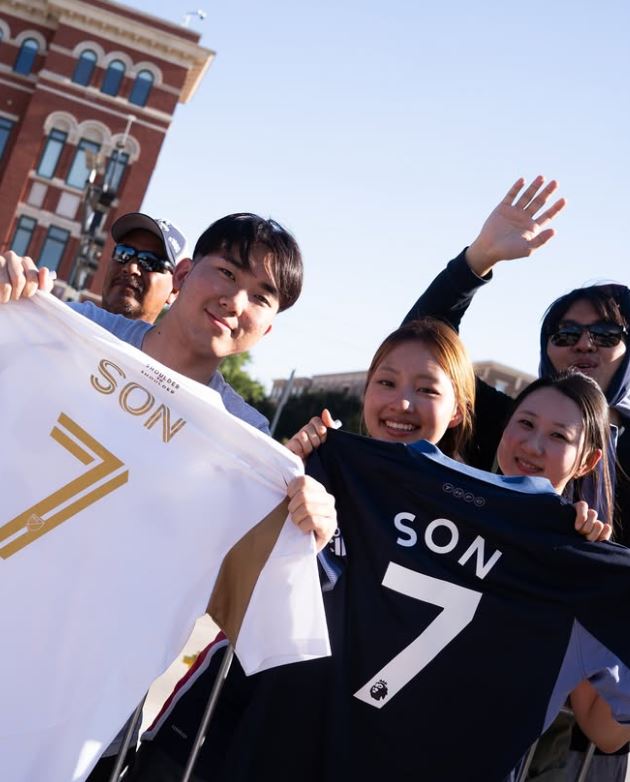 존 토링턴 LAFC 단장은 영국 '토크 스포츠'와의 인터뷰에서 '손흥민의 유니폼은 지난 한 주간 전 세계 모든 스포츠 종목을 통틀어 가장 많이 판매됐다'고 밝혔다. 진행자가 '정말 메시보다 많이 팔린 게 맞느냐'고 재차 묻자, 토링턴은 '그렇다. 지금으로선 손흥민이 세계에서 가장 많이 팔린 선수다'라고 답했다. 현지 보도에 따르면 손흥민의 7번 유니폼은 가격이 195달러(약 27만원)에 달하지만, 판매량은 메시나 크리스티아누 호날두를 넘어섰다. LA 타임스는 '이달 초 LAFC가 한국 스타 손흥민을 영입한 것은 단순히 팀 차원을 넘어 리그 전체에 거대한 충격을 준 사건이었다. 큰 쿠데타였다'고 표현했다. LAFC