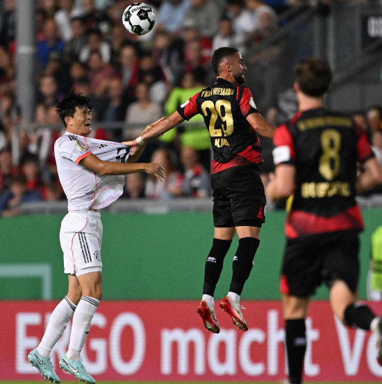 독일 최고 명문 바이에른 뮌헨에서 뛰는 김민재가 2025-2026시즌 들어 처음으로 공식전에 선발 출전했다. 김민재는 28일 열린 3부 구단 비스바덴과의 독일축구연맹(DFB) 포칼 원정 경기에서 요나탄 타와 함께 센터백 콤비로 선발 출전한 뒤 90분 풀타임을 뛰었다. 뮌헨이 3-2로 간신히 이긴 가운데 김민재는 두 번째 실점 빌미를 내주는 등 아쉬운 점도 있었지만 타보다는 잘했다는 평가를 받았다. 이날 이적시장 전문가 마테오 모레토는 김민재가 이탈리아 전통 명문 AC밀란 러브콜을 받았으나 뮌헨이 거절했다고 주장했다. 연합뉴스