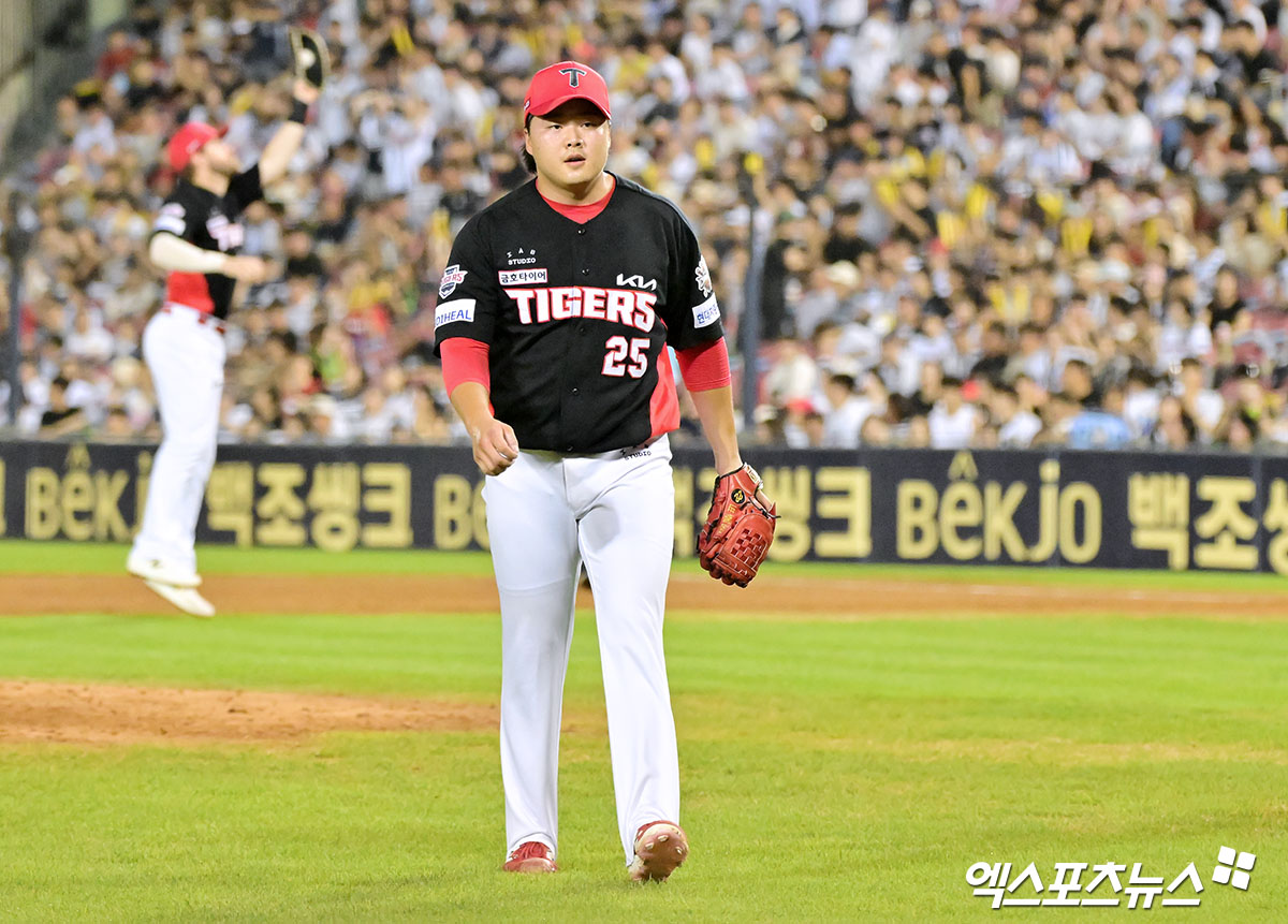 15일 오후 서울 송파구 잠실야구장에서 열린 '2025 신한 SOL Bank KBO리그' KIA 타이거즈와 두산 베어스의 경기, 6회말 수비를 마친 KIA 한재승이 더그아웃으로 향하고 있다. 엑스포츠뉴스 DB