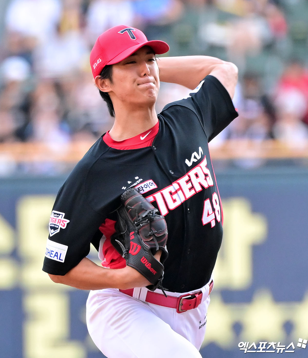 16일 오후 서울 송파구 잠실야구장에서 열린 '2025 신한 SOL Bank KBO리그' KIA 타이거즈와 두산 베어스의 경기, 1회말 KIA 선발투수 이의리가 투구 준비를 하고 있다. 엑스포츠뉴스 DB