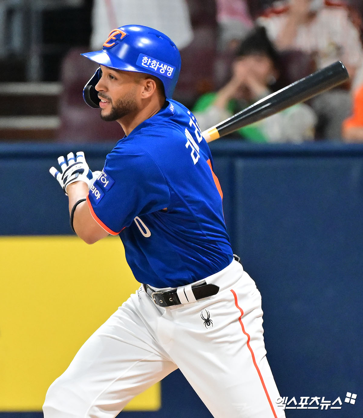 김경문 감독이 이끄는 한화는 28일 서울 고척스카이돔에서 2025 신한 SOL Bank KBO리그 키움과의 원정경기를 치른다. 이날 경기 전까지 4연승을 내달린 한화는 시즌 전적 69승48패3무를 기록, 1위 LG 트윈스(74승44패3무)와 4.5경기차로 2위에 자리하고 있다. 이날 경기에선 부상에서 갓 회복한 외인 타자 루이스 리베라토가 선발 라인업에서 다시 사라졌다. 김경문 한화 감독은 '본인은 괜찮다고 그러는데, 스윙하는 걸 보니까 슬라이딩 하면서 안 좋아진 부분이 아직 완전하지 않은 것 같다. 그래서 조금 더 치료를 해야 할 것 같다'고 했다. 엑스포츠뉴스DB
