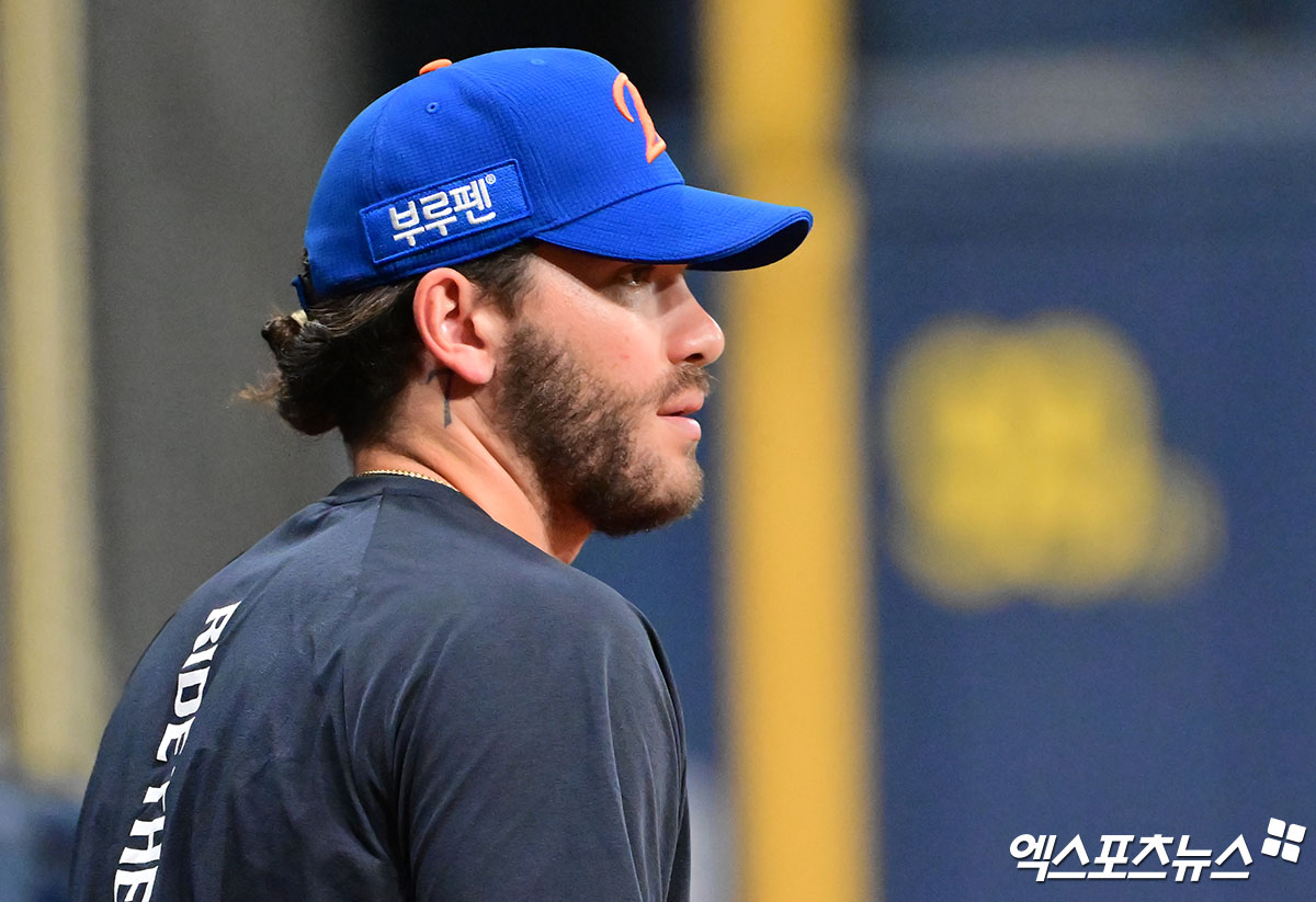 김경문 감독이 이끄는 한화는 28일 서울 고척스카이돔에서 2025 신한 SOL Bank KBO리그 키움과의 원정경기를 치른다. 한화는 에이스 코디 폰세(사진)가 개막 후 16연승에 도전한다. 이날 경기에선 부상에서 갓 회복한 한화 외인 타자 루이스 리베라토가 선발 라인업에서 다시 사라졌다. 김경문 한화 감독은 '스윙하는 걸 보니까 슬라이딩 하면서 안 좋아진 부분이 아직 완전하지 않은 것 같다. 조금 더 치료를 해야 할 것 같다'고 했다. 엑스포츠뉴스DB