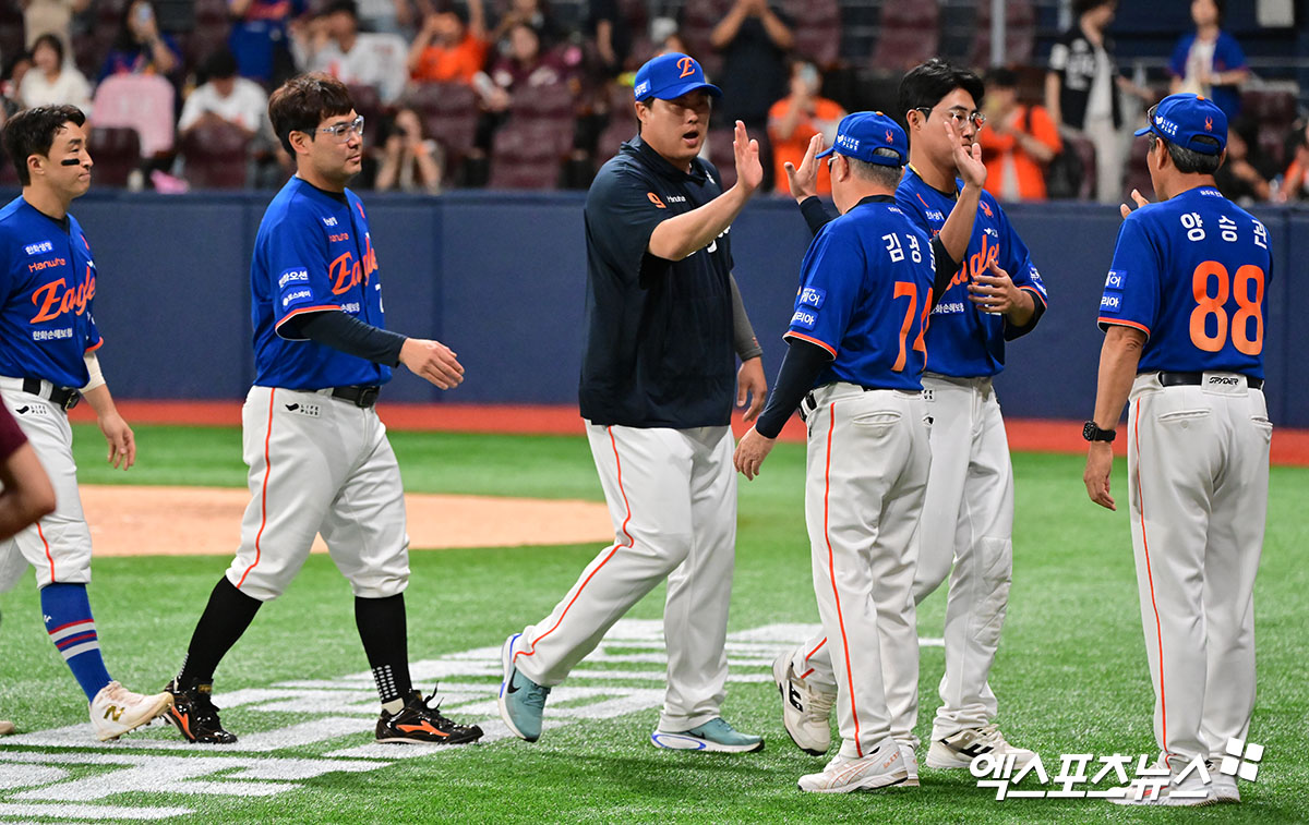 김경문 감독이 이끄는 한화는 28일 서울 고척스카이돔에서 2025 신한 SOL Bank KBO리그 키움과의 원정경기를 치른다. 이날 경기에선 부상에서 갓 회복한 외인 타자 루이스 리베라토가 선발 라인업에서 다시 사라졌다. 김경문 한화 감독은 '스윙하는 걸 보니까 슬라이딩 하면서 안 좋아진 부분이 아직 완전하지 않은 것 같다. 그래서 조금 더 치료를 해야 할 것 같다'고 했다. 엑스포츠뉴스DB