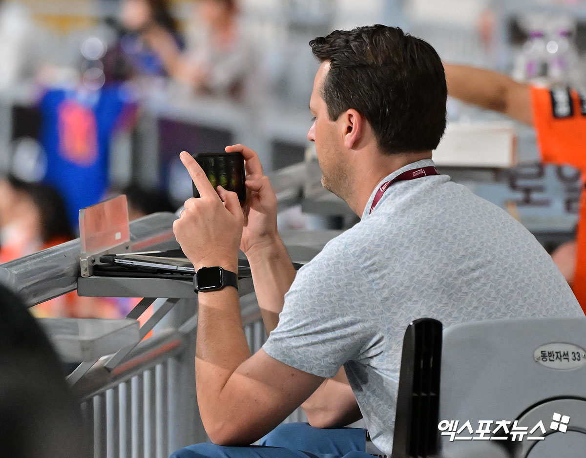 28일 오후 서울 구로구 고척스카이돔에서 열린 '2025 신한 SOL Bank KBO리그' 한화 이글스와 키움 히어로즈의 경기, 메이저리그 스카우터가 키움 송성문의 타격을 촬영하고 있다. 고척, 김한준 기자