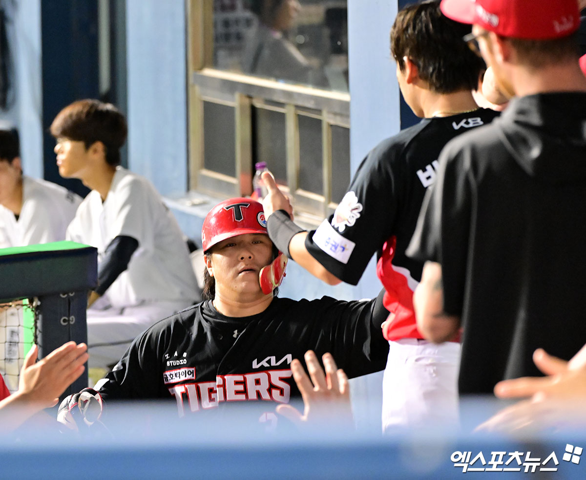 15일 오후 서울 송파구 잠실야구장에서 열린 '2025 신한 SOL Bank KBO리그' KIA 타이거즈와 두산 베어스의 경기, 7회초 2사 1,3루 KIA 김선빈이 두산 고효준이 폭투때 득점에 성공하고 있다. 엑스포츠뉴스 DB