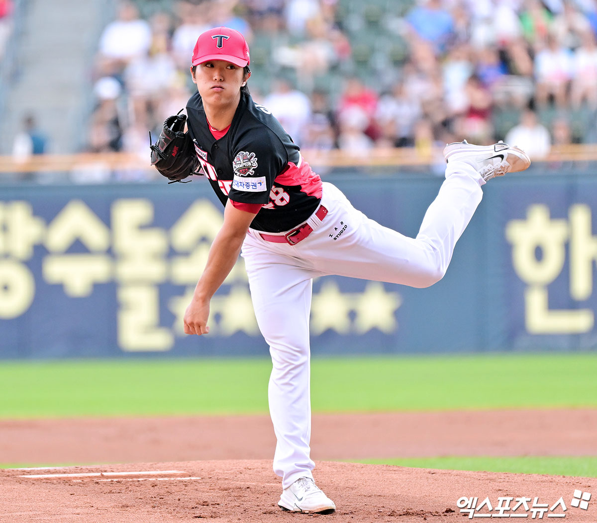 16일 오후 서울 송파구 잠실야구장에서 열린 '2025 신한 SOL Bank KBO리그' KIA 타이거즈와 두산 베어스의 경기, 1회말 KIA 선발투수 이의리가 투구 준비를 하고 있다. 엑스포츠뉴스 DB