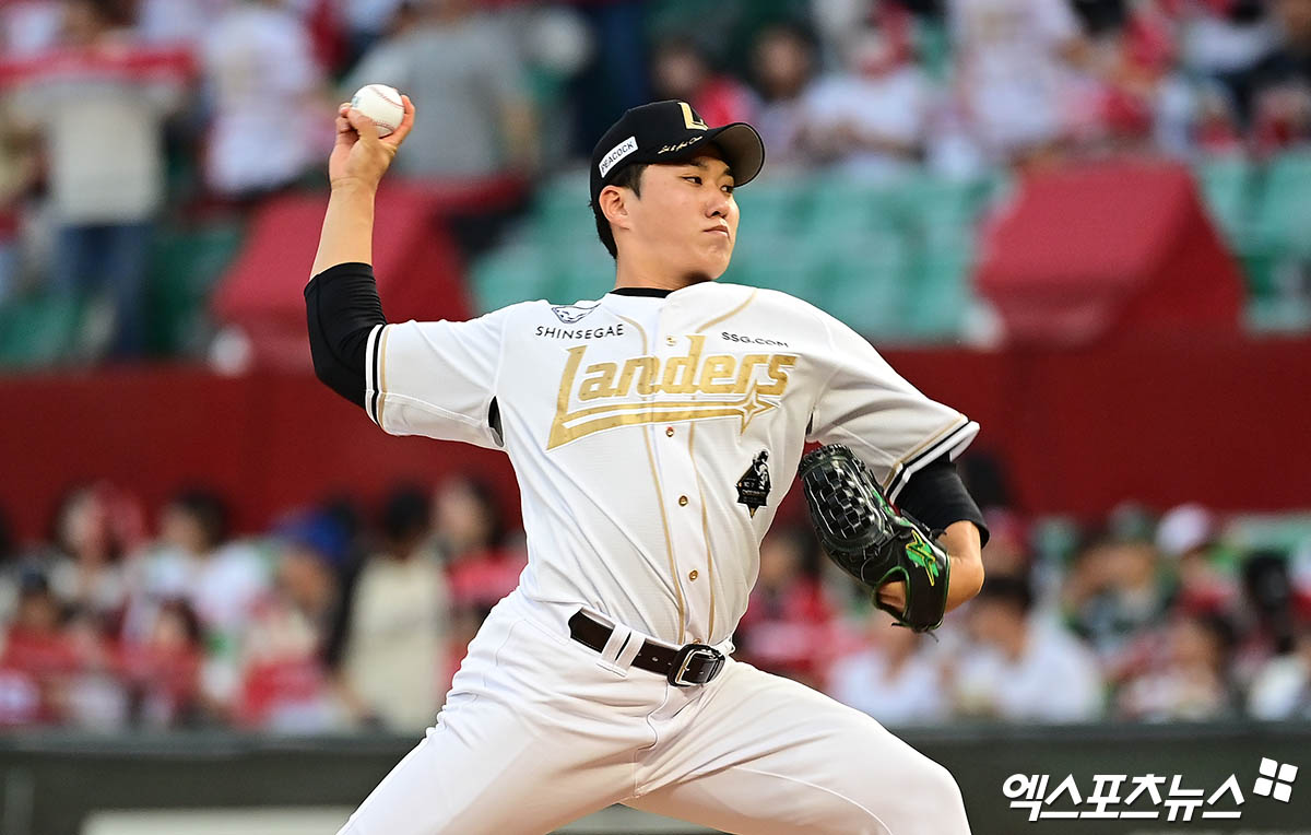 14일 오후 인천SSG랜더스필드에서 열린 '2025 신한 SOL Bank KBO리그' 롯데 자이언츠와 SSG 랜더스의 경기, 9회초 SSG 투수 최민준이 역투하고 있다. 엑스포츠뉴스 DB